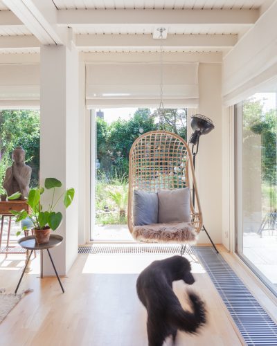 Interieur-woning-Huissen-rotan-hangstoel