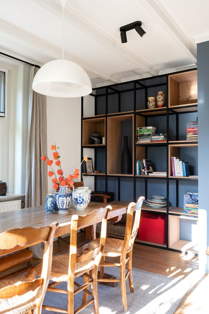 Opkamer in woonboerderij in Achterhoek kreeg interieur metamorfose met op maat gemaakte kast van staal en hout