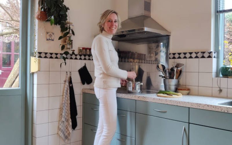 Koken in de keuken die een upgrade kreeg.