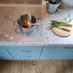 Duurzaam werkblad van gemalen beton en grind van Diggels en marmer look blad van Makus