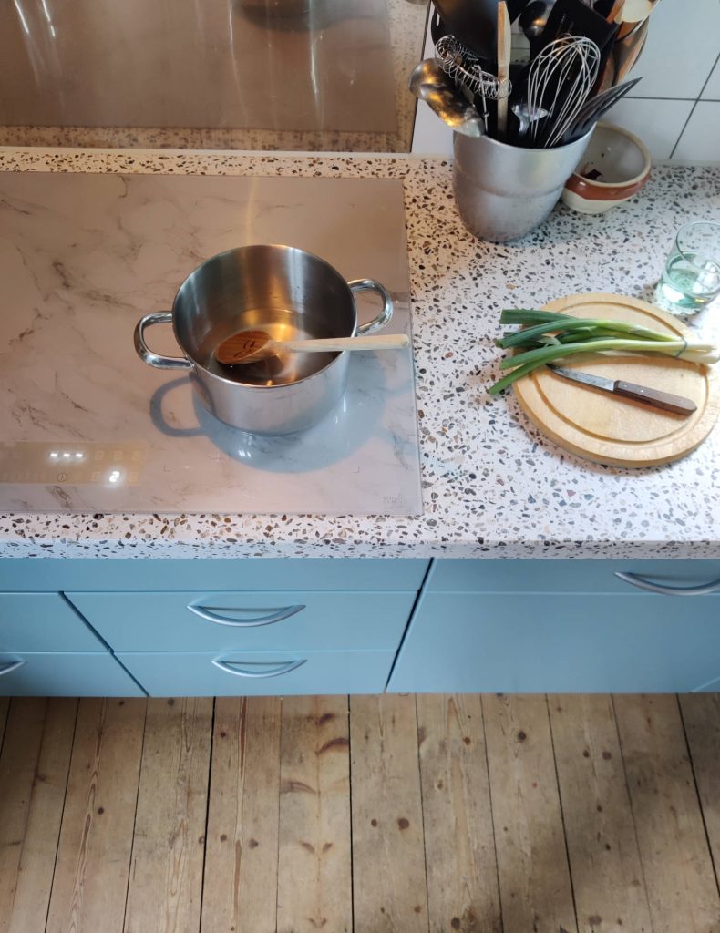 Duurzaam werkblad van gemalen beton en grind van Diggels en marmer look blad van Makus