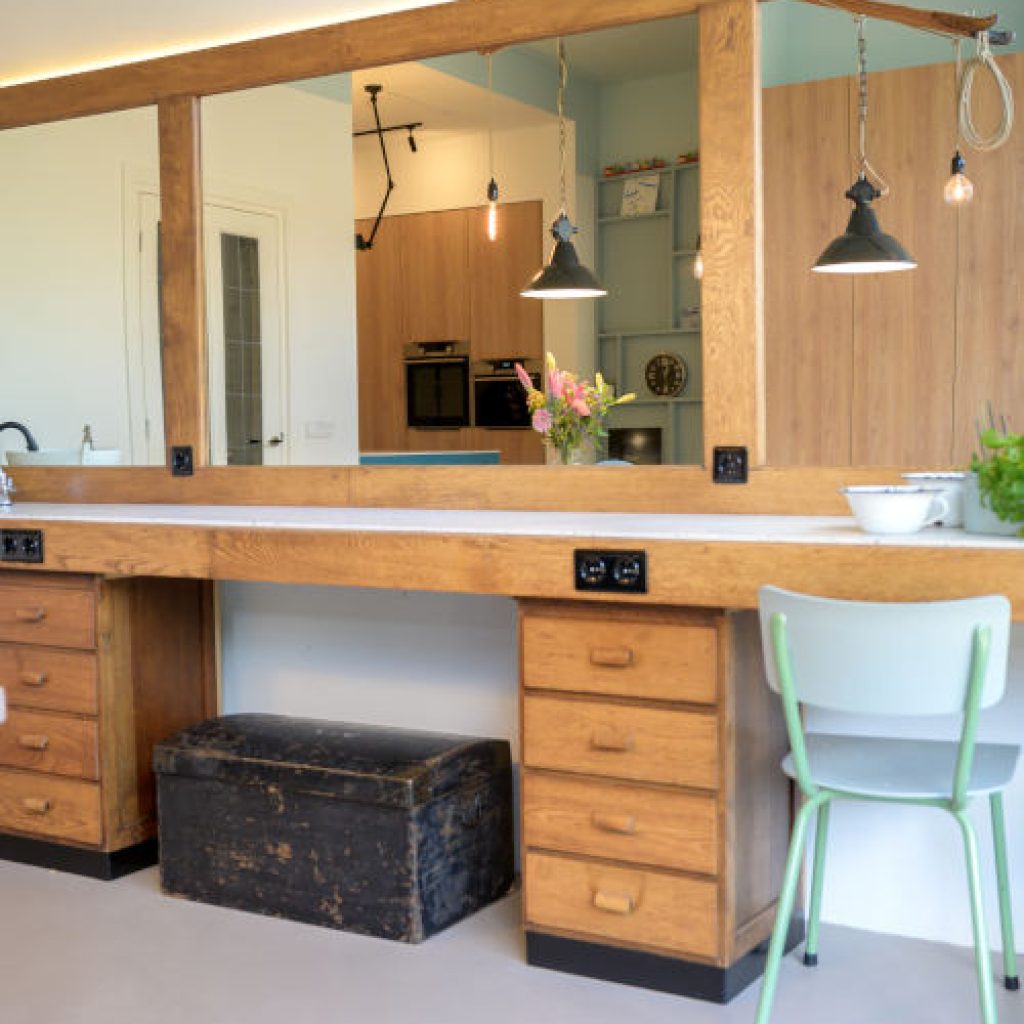 Duurzaam verbouwd interieur met maatwerk kast en ecostuc vloer en hergebruikte meubels en behoud van de antieke kappers kaptafel