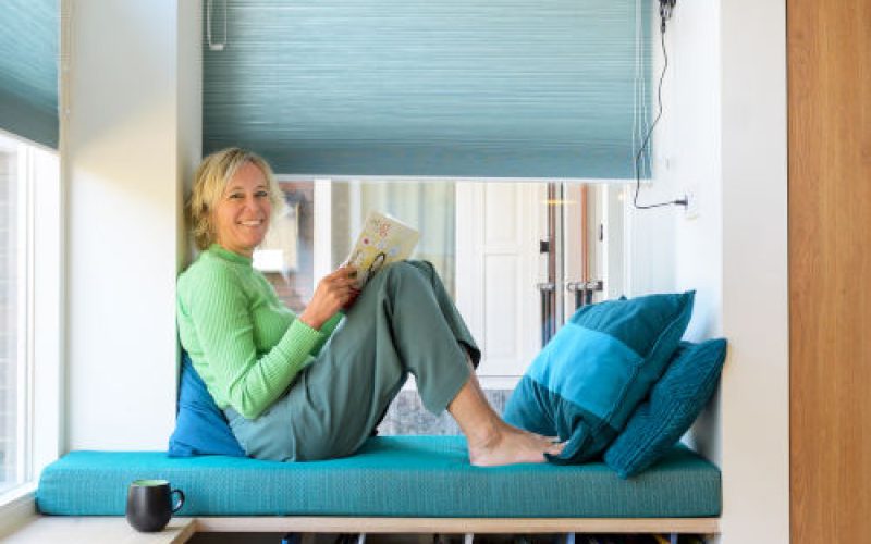 Maatwerk zit vensterbank met gebruik van duurzame materialen en hergebruik van spullen door duurzaam interieurontwerper Jantien Broere