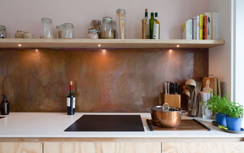 portfolio-binnenkijker-silvolde-duurzame-woning-en-interieur-ontwerp-designstudio-jantien-broere-keukenwand Duurzaam Keukenontwerp voor duurzame woning in Silvolde, met underlayment plaatmateriaal en koperen spatwand