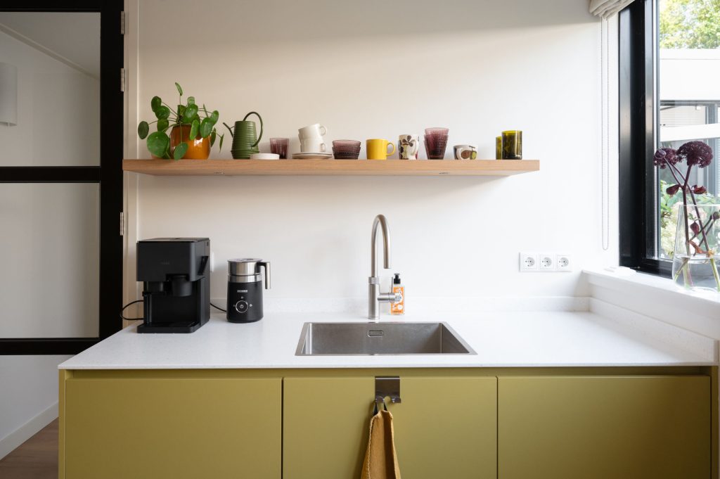 Maatwerk keuken van duurzame materialen, unilin panels, Hi-macs blad, Allforwood maatwerk, interieurbouw, duurzaam interieurontwerp, groen, olijfgroen